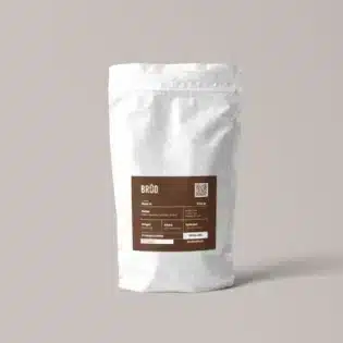 Café de especialidad BRÓO en pouch blanco; etiqueta marrón, origen Caicedo Antioquia, proceso natural, tostión media.