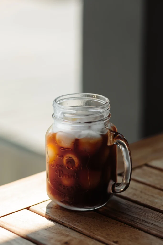 Cold brew servido con hielo en un frasco de vidrio